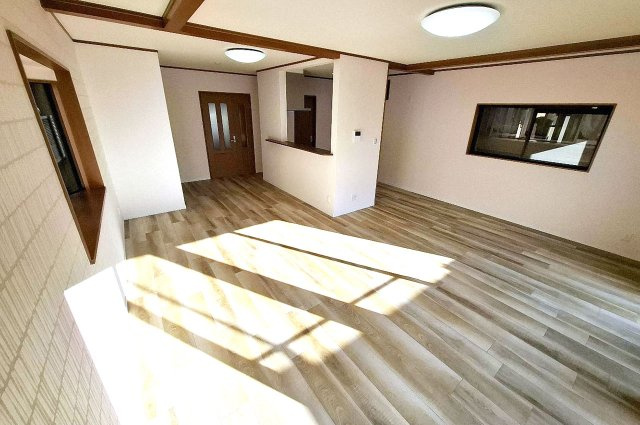 堺市中区福田の居間・リビング|三面採光で明るく風通りの良いLDK。クロス貼替えなどのリフォームできれいに生まれ変わりました。