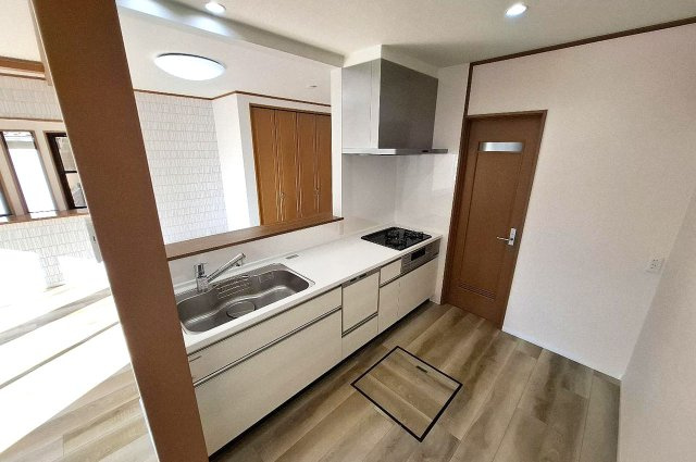 堺市中区福田のキッチン|キッチンから直接洗面所へ行き来できる、家事動線がスムーズな間取りです。