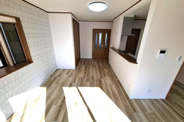 堺市中区福田の内装|LDKの壁一部には、北欧風のアクセントクロスを施しました。