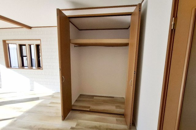 堺市中区福田の収納|リビング内のクローゼット。内部のクロスやフロアタイルはきれいにリフォーム済みです。