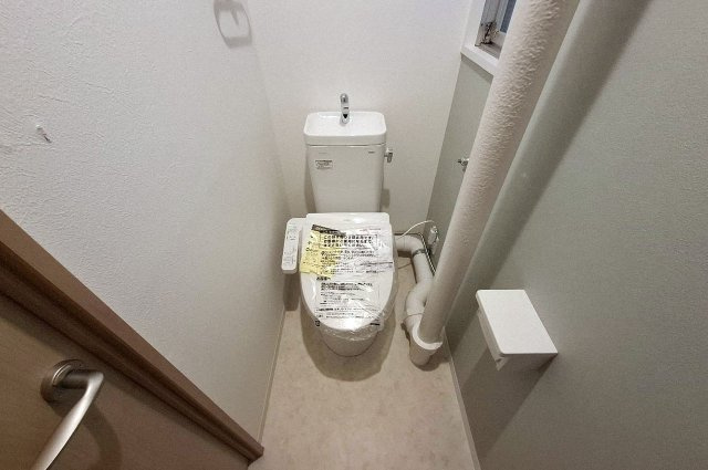 泉北茶山台第1次住宅11号棟のトイレ|トイレ内もリフォーム済み。便器や温水洗浄便座もまっさらです。
