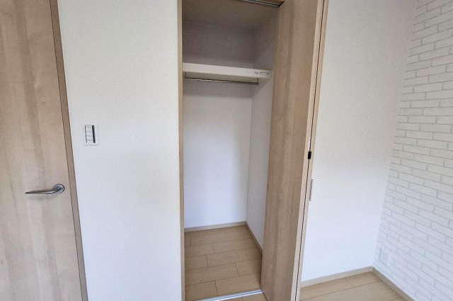 泉北茶山台第1次住宅11号棟の収納|洋室約5.4帖のクローゼット。きれいに新調済みです。