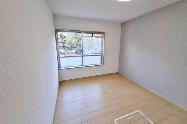 泉北茶山台第1次住宅11号棟の寝室|洋室約6帖もリフォームでまっさらに。主寝室にもなるゆったりとしたお部屋です。