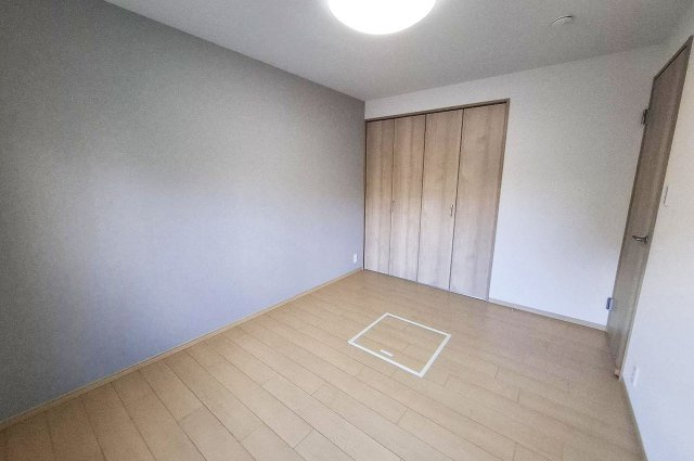 泉北茶山台第1次住宅11号棟の内装|洋室約6帖の壁一部には、落ち着きのあるグレーのアクセントクロスを貼りました。