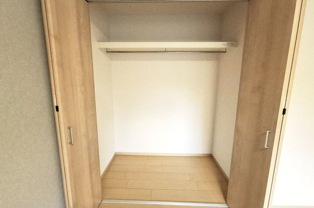 泉北茶山台第1次住宅11号棟の収納|洋室約6帖のワイドなクローゼットも、きれいに新調済みです。