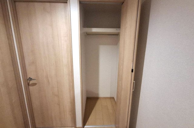 泉北茶山台第1次住宅11号棟の収納|廊下にある便利な物入もきれいに新調済みです。