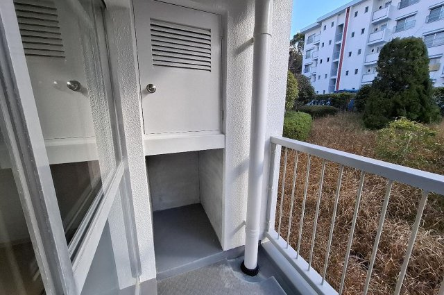 泉北茶山台第1次住宅11号棟の収納|バルコニー内のトランクルーム。お掃除道具や、普段あまり使わない物の収納に便利です。