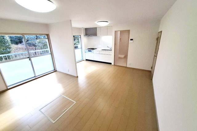 泉北茶山台第1次住宅11号棟の居間・リビング|LDKはクロスやフローリングを貼替え、きれいに生まれ変わりました。