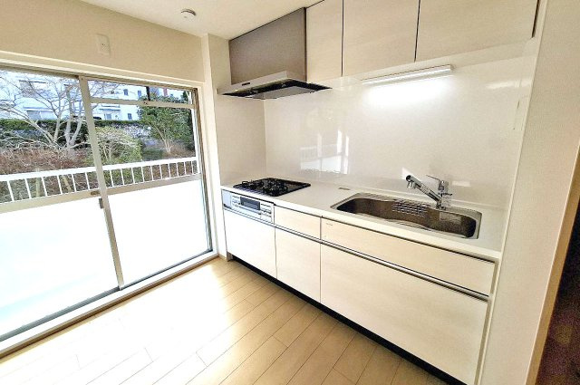 泉北茶山台第1次住宅11号棟のキッチン|システムキッチンも新調済み。バルコニーへ出られる窓がある、換気がしやすいキッチンです。