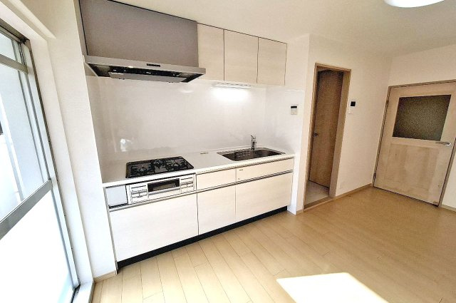 泉北茶山台第1次住宅11号棟のキッチン|キッチン横は洗面室、バスルーム、トイレと水廻りが集中。家事動線がスムーズで効率的な間取りです。