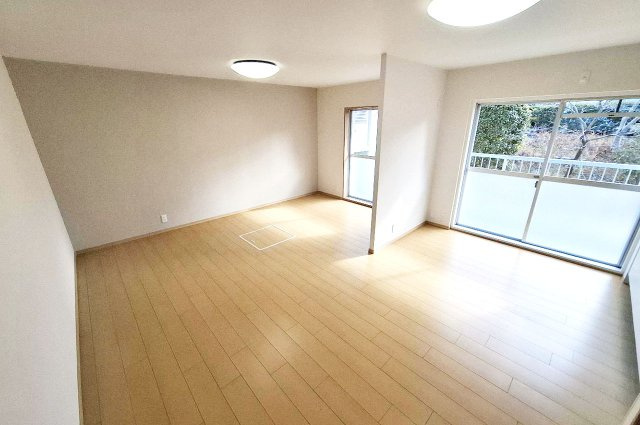 泉北茶山台第1次住宅11号棟の居間・リビング|和室をリビングの一部に拡張し、ゆったりLDKにリノベーションしました。