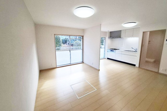 泉北茶山台第1次住宅11号棟の居間・リビング|明るく開放的な空間に生まれ変わったLDK。照明器具も新調し、いっそう明るくなりました。