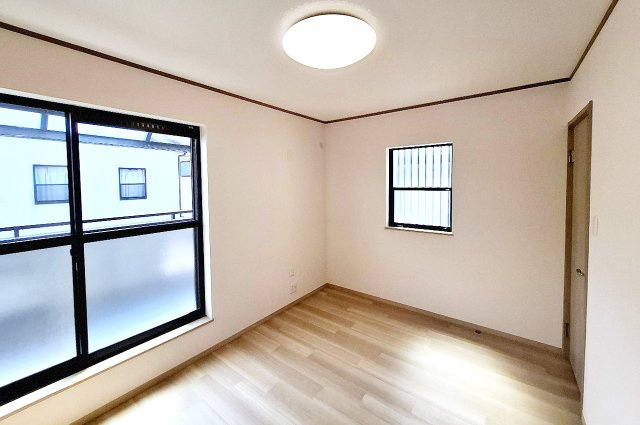 堺市中区深井北町の洋室|二面採光で明るくバルコニーに面した洋室（2）。洋室（1）へ行き来も可能です。