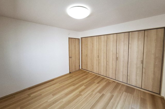 堺市中区深井北町の寝室|ワイドなクローゼット付きでゆったりとした洋室（3）は、主寝室にぴったりのお部屋です。