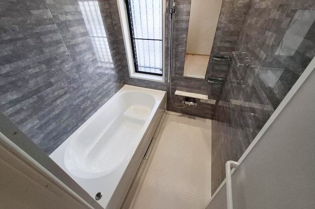 堺市中区深井北町の浴室|システムバスや浴乾を新調。シックなパネルと大きな縦長窓が落ち着きと癒しの空間を演出します。