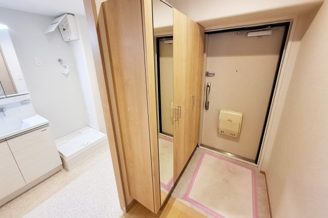 泉北星和台コーポラスの玄関|玄関：姿見付きの下駄箱を新調済み。