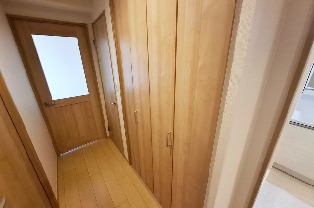 泉北星和台コーポラスの内装|廊下：物入があり、日用品や季節小物の収納に便利です。