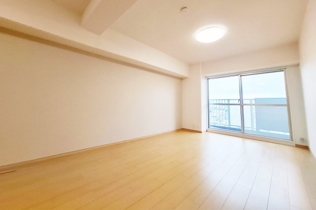 泉北星和台コーポラスの居間・リビング|LDK：クロスやフローリングを貼替えるなどリフォーム済み。