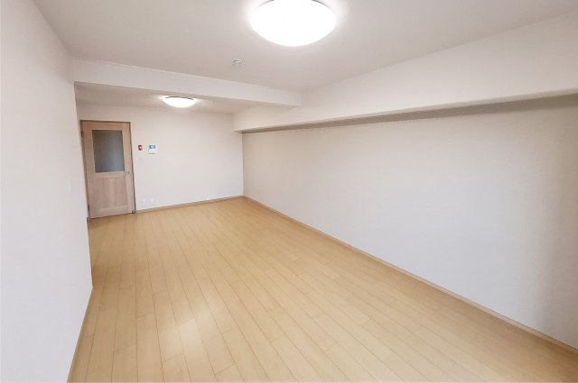 泉北星和台コーポラスの居間・リビング|LDK：柔らかな雰囲気のベージュのアクセントクロスも新調済みです。