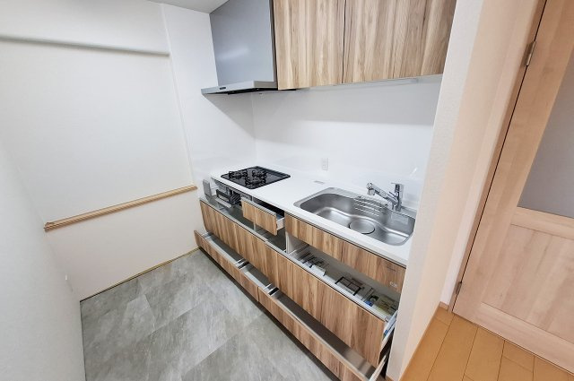 泉北星和台コーポラスのキッチン|キッチン：上下に収納が充実した整理整頓しやすいキッチンです。