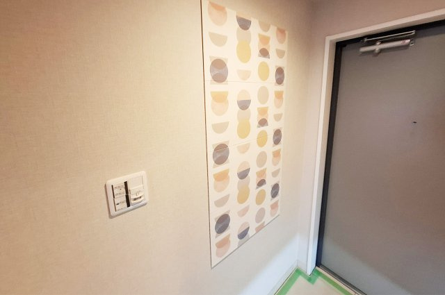 ロイヤルアーク泉ヶ丘の内装|玄関壁一部には、調湿・脱臭効果が期待できるエコカラットを貼りました。