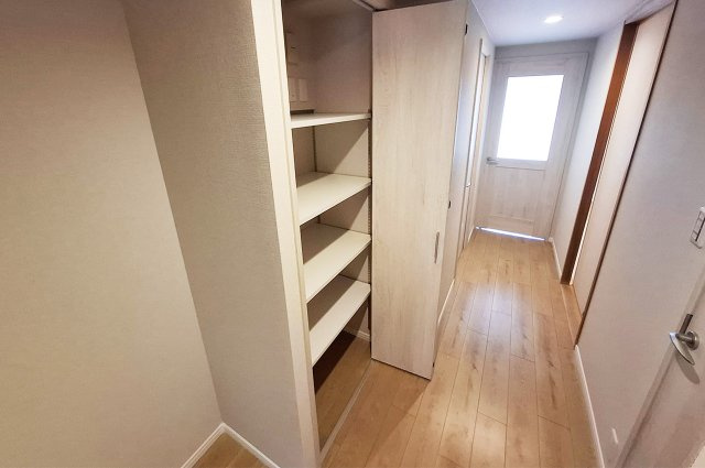 ロイヤルアーク泉ヶ丘の収納|廊下物入：新調済み。