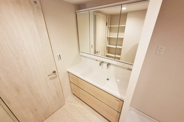 ロイヤルアーク泉ヶ丘の独立洗面台|洗面室：洗面化粧台を新調するなどきれいにリフォーム済み。