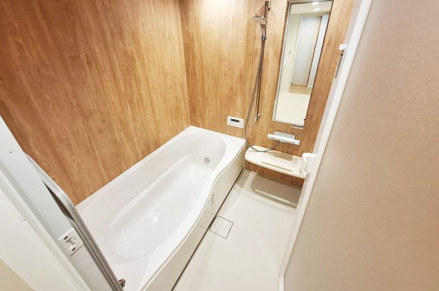 ロイヤルアーク泉ヶ丘の浴室|バスルーム：温かみのある木目調で、落ち着いた雰囲気を演出。