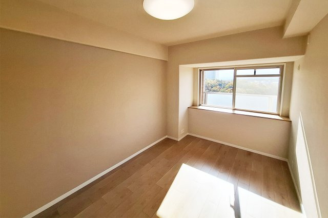 ロイヤルアーク泉ヶ丘の洋室|洋室1：クロスやフローリングを貼替えるなどリフォーム済み。