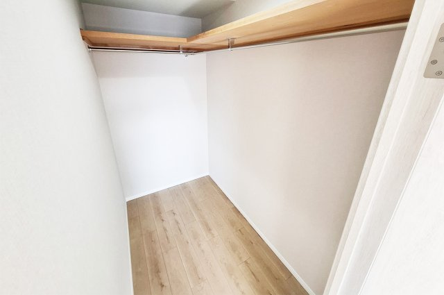 ロイヤルアーク泉ヶ丘の収納|ウォークインクローゼット：衣類や季節の家電、日用品などたっぷり収納可能。