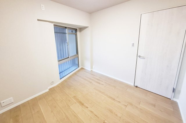 ロイヤルアーク泉ヶ丘の洋室|洋室2：クロスやフローリングを貼替えるなどリフォーム済み。