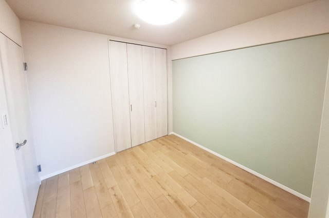 ロイヤルアーク泉ヶ丘の子供部屋|洋室2：淡いグリーン系のアクセントクロスで爽やかな空間に。