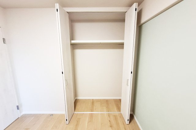ロイヤルアーク泉ヶ丘の収納|洋室2クローゼット：新調済み