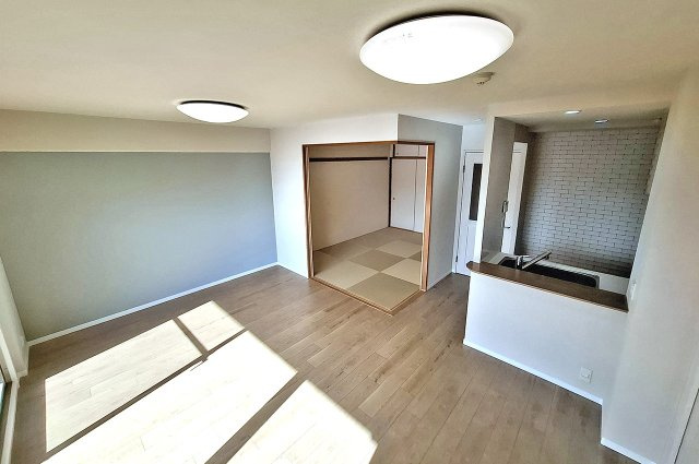 ロイヤルアーク泉ヶ丘の居間・リビング|LDK：クロスやフローリングを貼替えるなどリフォーム済み。