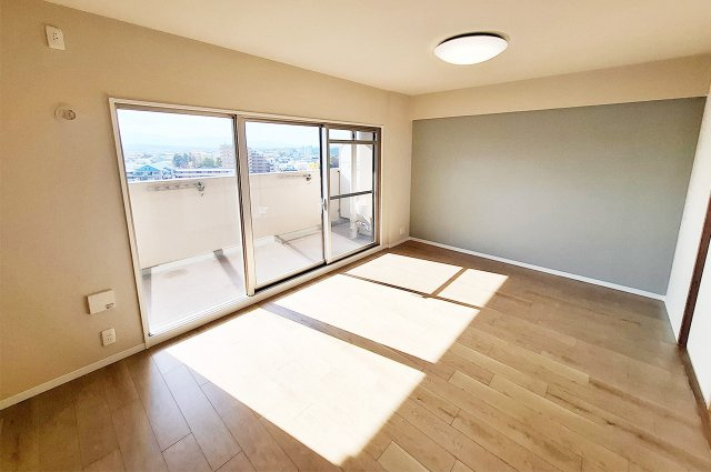 ロイヤルアーク泉ヶ丘の居間・リビング|リビング：南向きバルコニーに面した明るいリビングです。