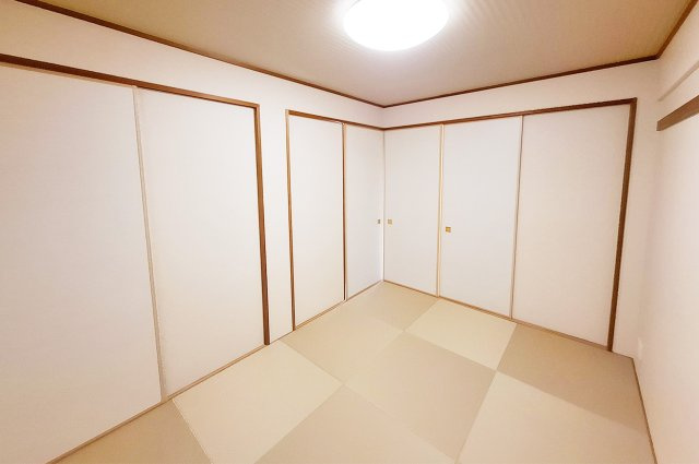 ロイヤルアーク泉ヶ丘の和室|和室：半帖畳を新調するなどきれいにリフォーム済み。