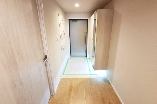 ロイヤルアーク泉ヶ丘の玄関|玄関・廊下：クロスやフローリングを貼替えるなどリフォーム済み。