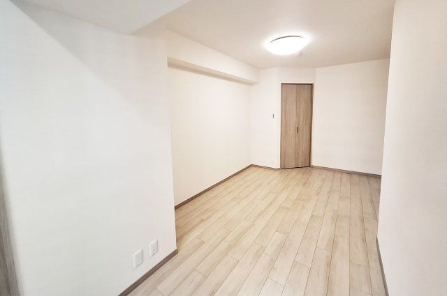 ユニライフ泉北深井駅前の寝室|洋室2：クロスやフローリングを貼替えるなどリフォーム済み。