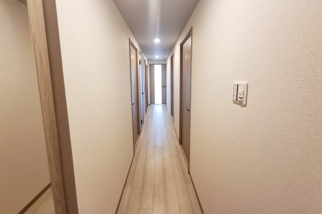ユニライフ泉北深井駅前の内装|廊下：クロスやフローリングを貼替えるなどリフォーム済み。