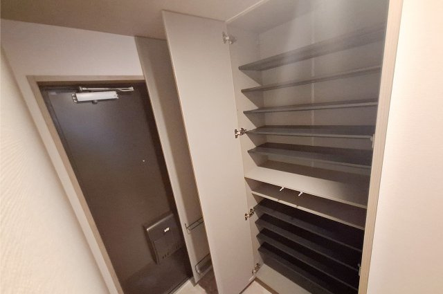 ユニライフ泉北深井駅前の玄関|玄関：収納力の高い下駄箱で整理整頓もラクラク。