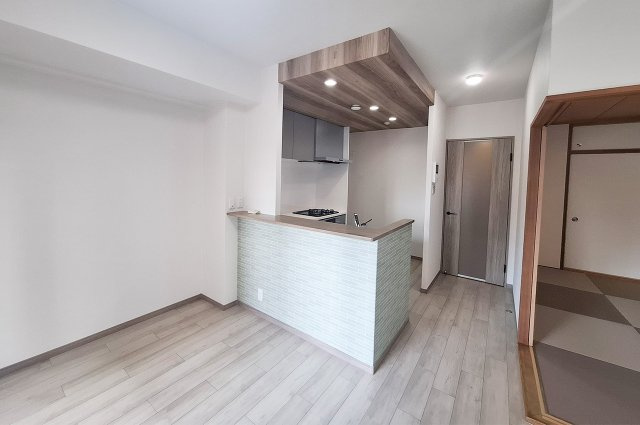 ユニライフ泉北深井駅前の内装|LDK：キッチンカウンター下にアクセントクロスを新調済み。