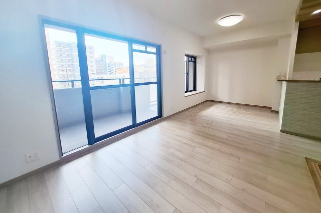 ユニライフ泉北深井駅前の居間・リビング|LDK：南向きバルコニーに面した明るい空間です。