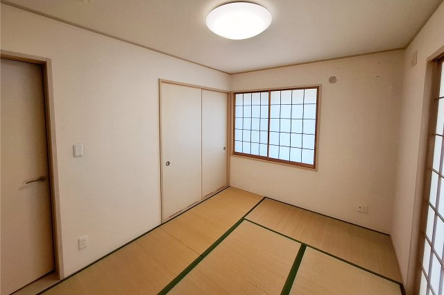 堺市中区上之の和室|和室：押入れ収納付き。