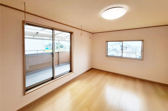 堺市中区上之の寝室|洋室1約9帖：バルコニーに面した、広々とした開放感のあるお部屋です。