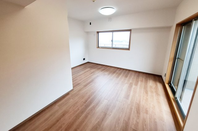 ディーレスティア堺・光明池の寝室|洋室1：約10.1帖の広々とした室内です。