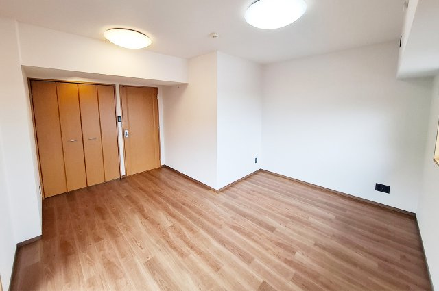 ディーレスティア堺・光明池の寝室|洋室1：クロスやフローリングを貼替えるなどリフォーム済み。