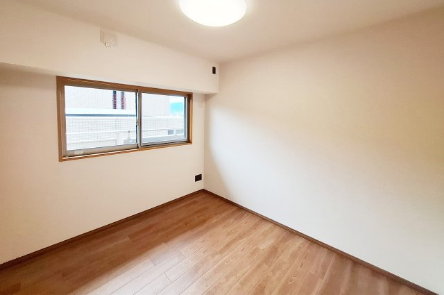 ディーレスティア堺・光明池の洋室|洋室2：クロスやフローリングを貼替えるなどリフォーム済み。