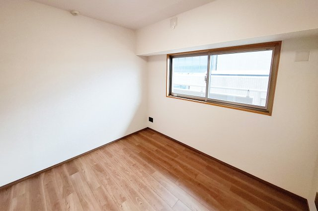 ディーレスティア堺・光明池の子供部屋|洋室3：クロスやフローリングを貼替えるなどリフォーム済み。