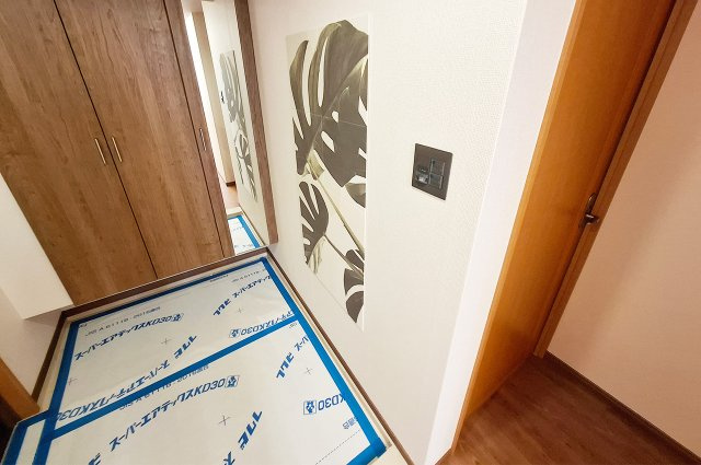 ディーレスティア堺・光明池の内装|玄関：姿見付きの下駄箱を新調済み。