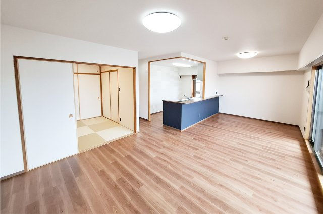 ディーレスティア堺・光明池の居間・リビング|LDK：クロスやフローリングを貼替えるなどリフォーム済み。